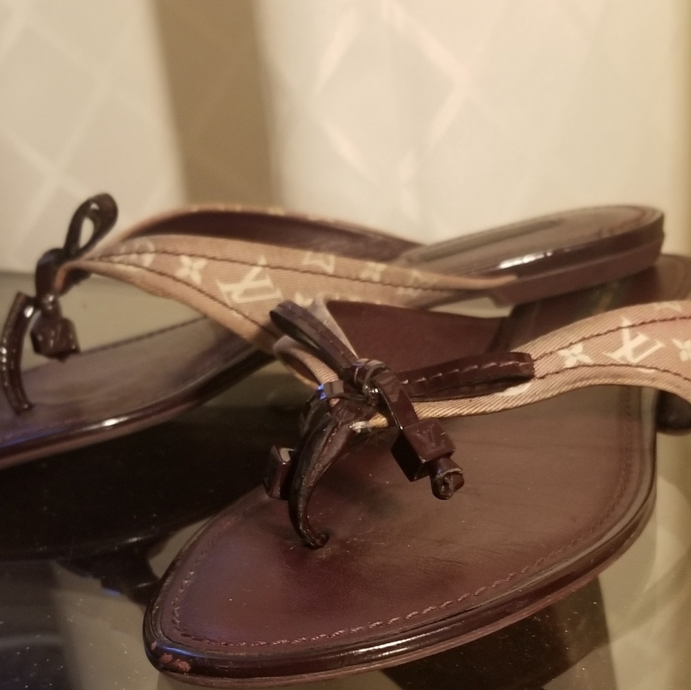 LOUIS VUITTON SLIDES